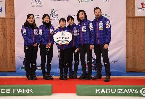 カーリング軽井沢国際選手権　4位で大会を終えたロコ・ソラーレ。左から藤沢五月、吉田知那美 、 鈴木夕湖、吉田夕梨花、石崎琴美、ジェームズ・リンドコーチ（C）軽井沢国際 2022_H.Ide
