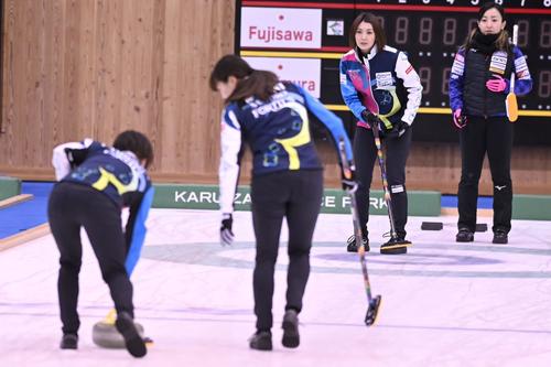 カーリング軽井沢国際選手権　3位決定戦で戦況を見つめるフォルティウスの吉村紗也香(左から3人目)とロコ・ソラーレの藤沢五月(同4人目)（C）軽井沢国際 2022_H.Ide