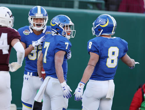 関学大対早大　第4Q、TDを決める関学大RB前島（中央）（撮影・前田充）