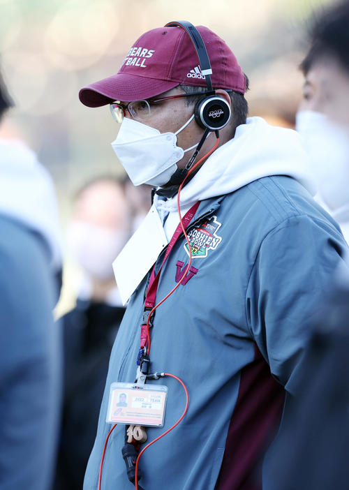 関学大対早大　厳しい表情で試合を見つめる早大・高岡監督（撮影・前田充）