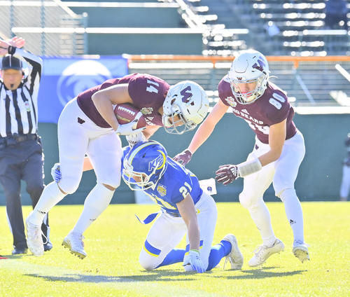 関学大対早大　第1Q、関学大のタックルを受けながらも前進する早大WR上野（撮影・和賀正仁）