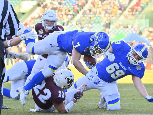 関学大対早大　第4Q、中央をジャンプしタッチダウンを奪う関学大RB前島（撮影・和賀正仁）