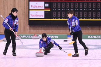 カーリング軽井沢国際選手権　3位決定戦でストーンを投じる吉田夕梨花。右は鈴木夕湖、左は吉田知那美（C）軽井沢国際 2022_H.Ide