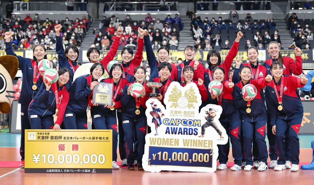 優勝し、笑顔で記念写真に納まるNECの選手たち（共同）