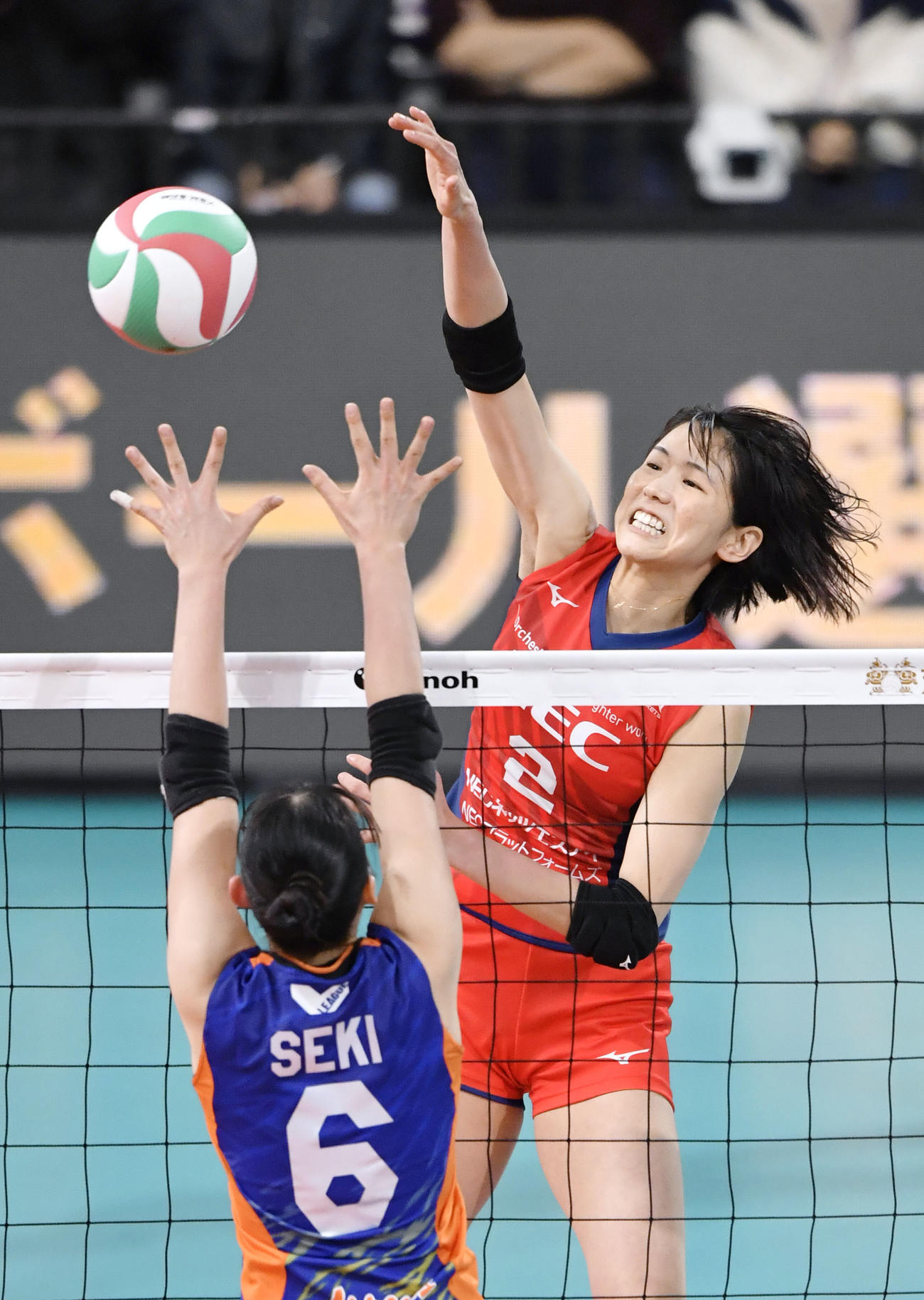 NEC―東レ　第2セット、スパイクを決めるNEC・古賀（共同）