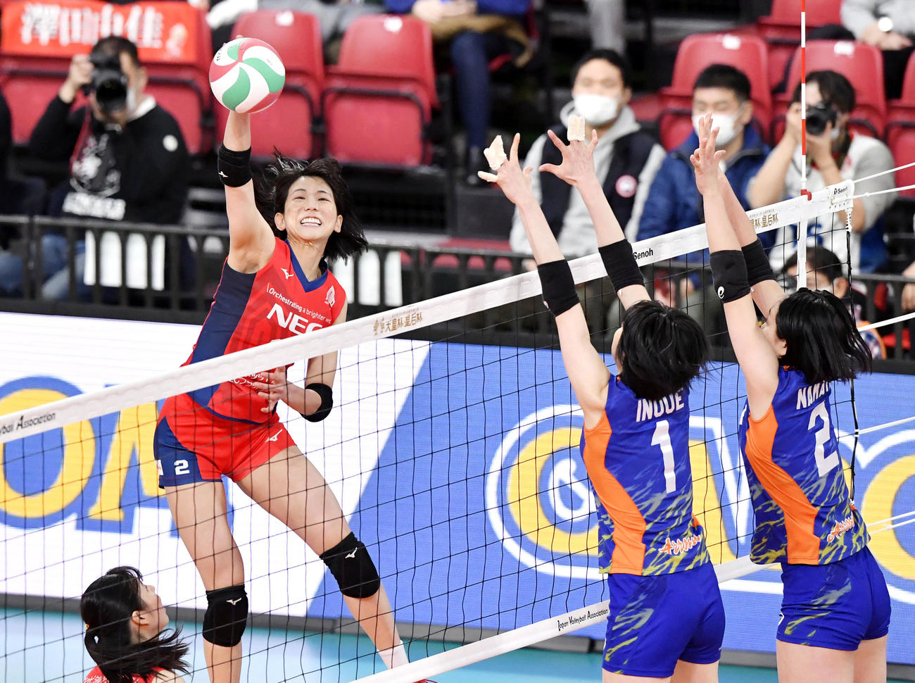 NEC―東レ　第3セット、スパイクを放つNEC古賀（共同）