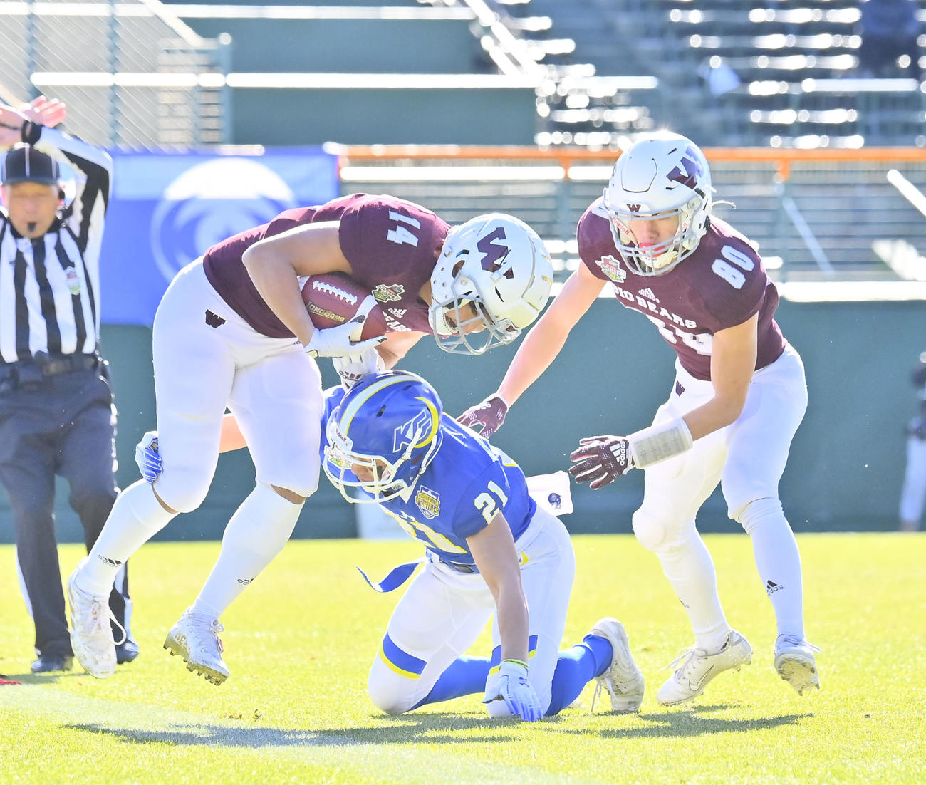 関学大対早大　第1Q、関学大のタックルを受けながらも前進する早大WR上野（撮影・和賀正仁）