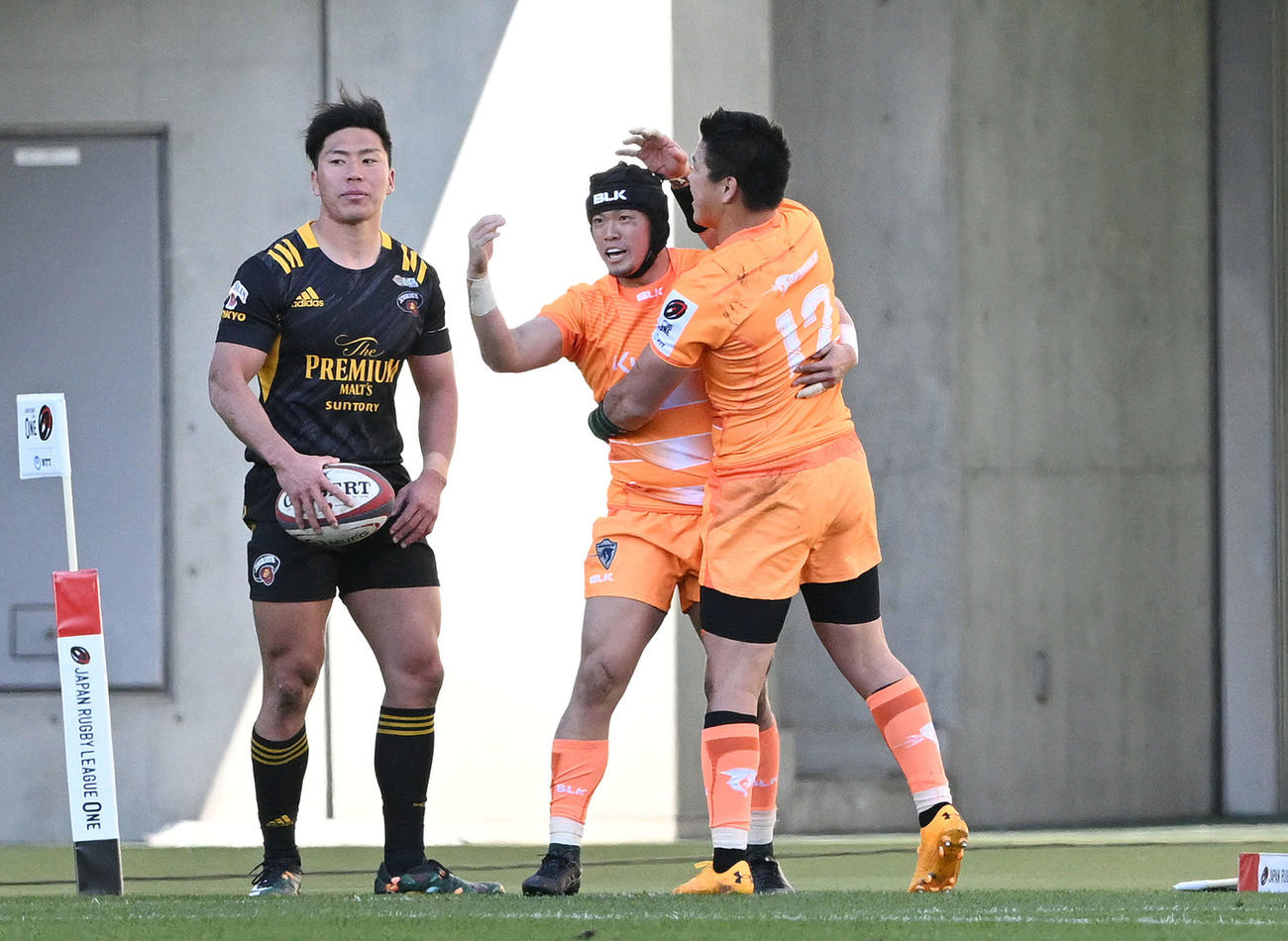 東京SG対東京ベイ　前半、トライを決める東京ベイWTB根塚（左）（撮影・滝沢徹郎）