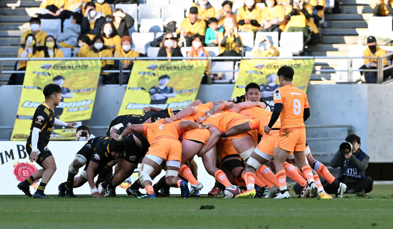 東京SG対東京ベイ　前半、モールで押し込む東京ベイの選手たち（右）（撮影・滝沢徹郎）