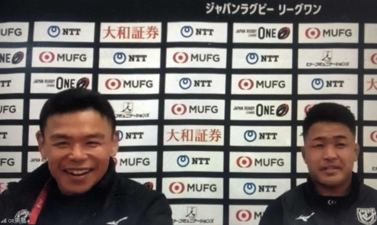 試合後のリモート会見で笑顔を見せる花園の水間ヘッドコーチ（左）と野中主将