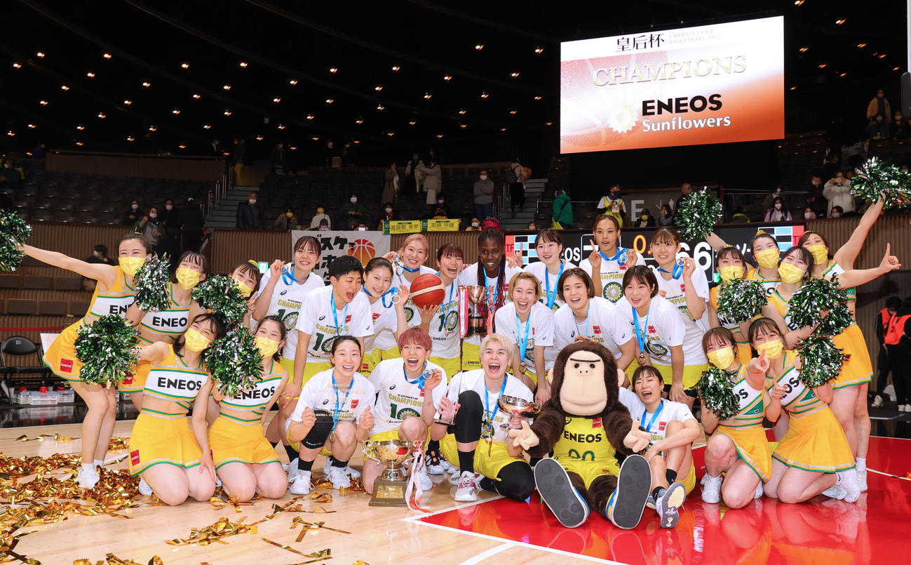 ENEOS対デンソー　10連覇を達成し喜ぶENEOSの選手たち（撮影・野上伸悟）