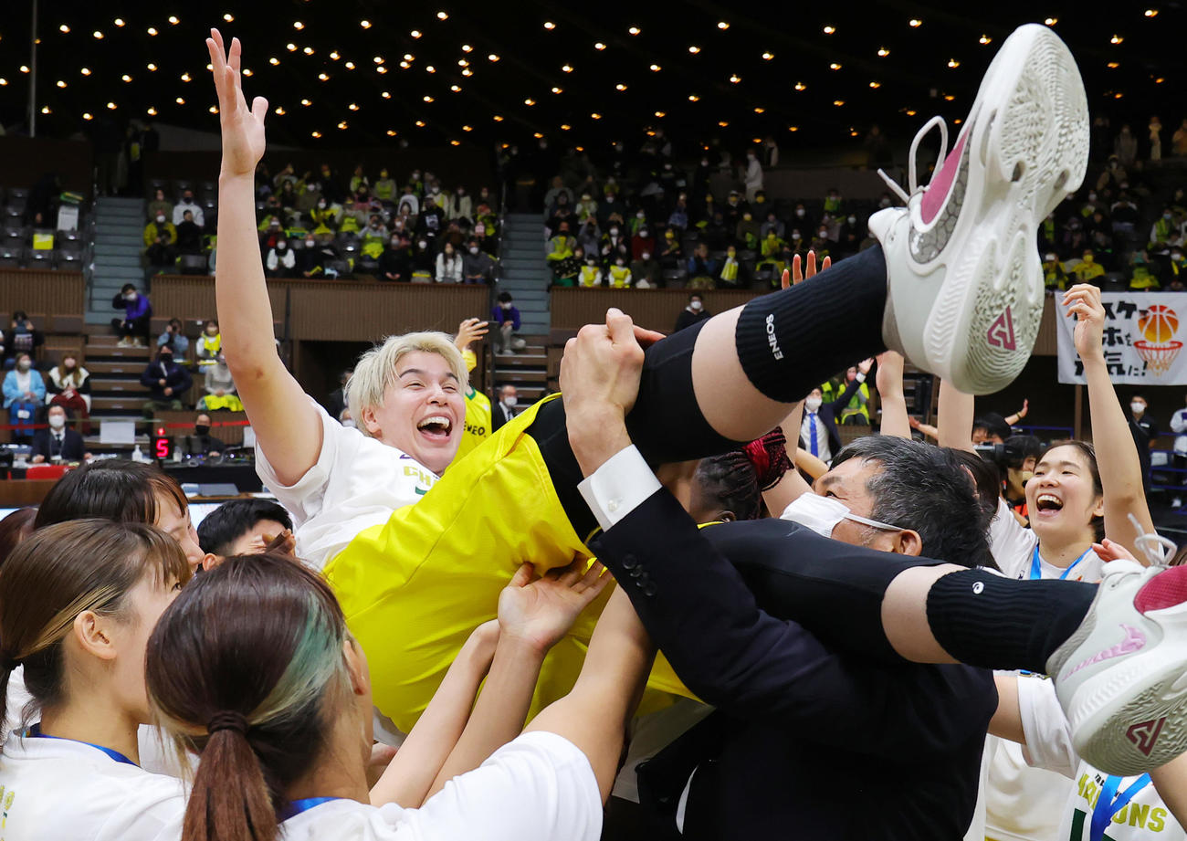 ENEOS対デンソー　優勝し仲間から胴上げされるENEOS・渡嘉敷（撮影・野上伸悟）