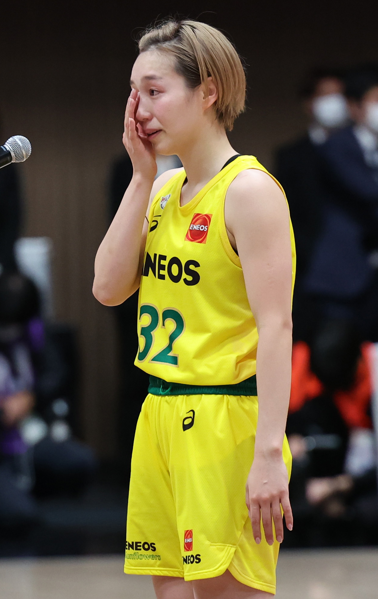 ENEOS対デンソー　10連覇を達成し、インタビューで涙ぐむENEOS・宮崎（撮影・野上伸悟）