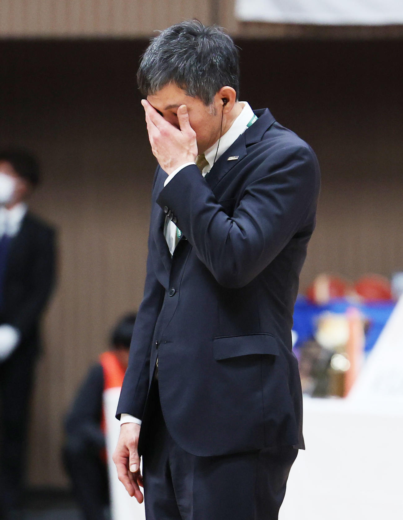 ENEOS対デンソー　10連覇を達成し、インタビューで涙ぐむENEOS・佐久本HC（撮影・野上伸悟）