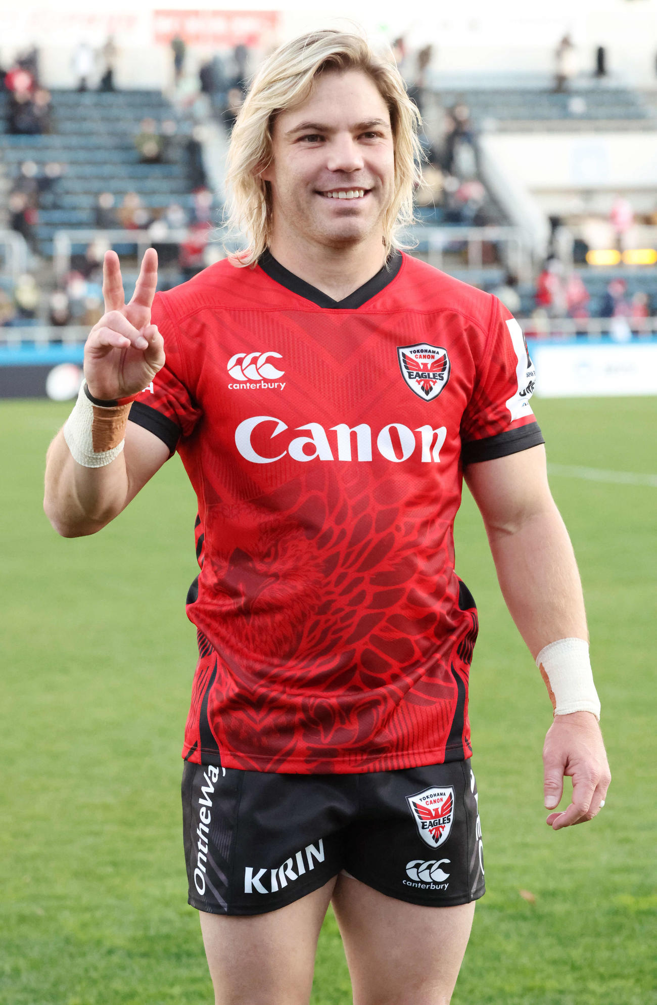 横浜対神戸　勝利し、笑顔でピースする横浜SHデクラーク（撮影・宮地輝）