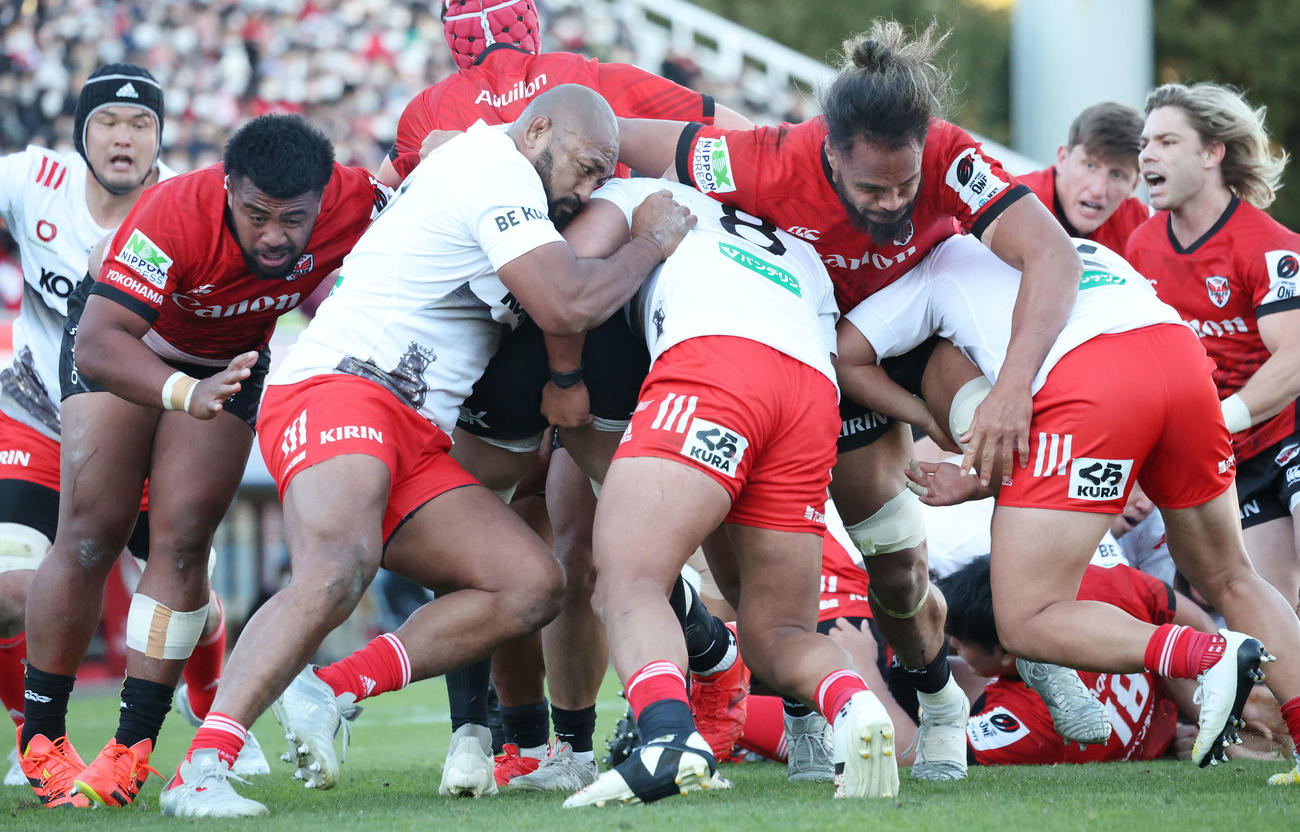 横浜対神戸　前半、モールを押す横浜の選手たちと耐える神戸の選手たち（撮影・宮地輝）