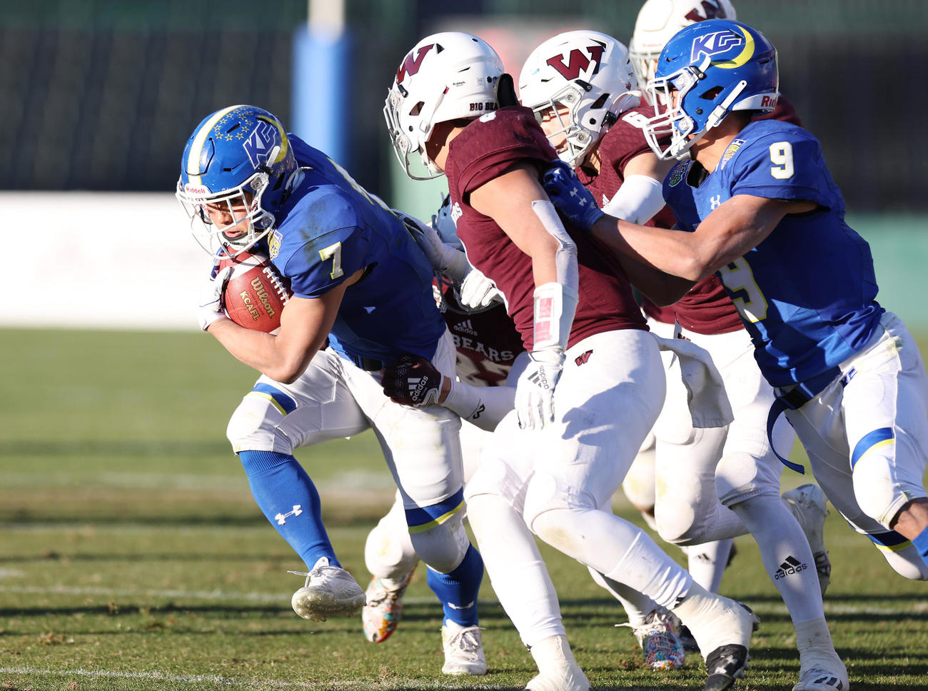 関学大対早大　第4Q、タックルを受けながら敵陣へ攻め込む関学大RB前島（左端）（撮影・前田充）