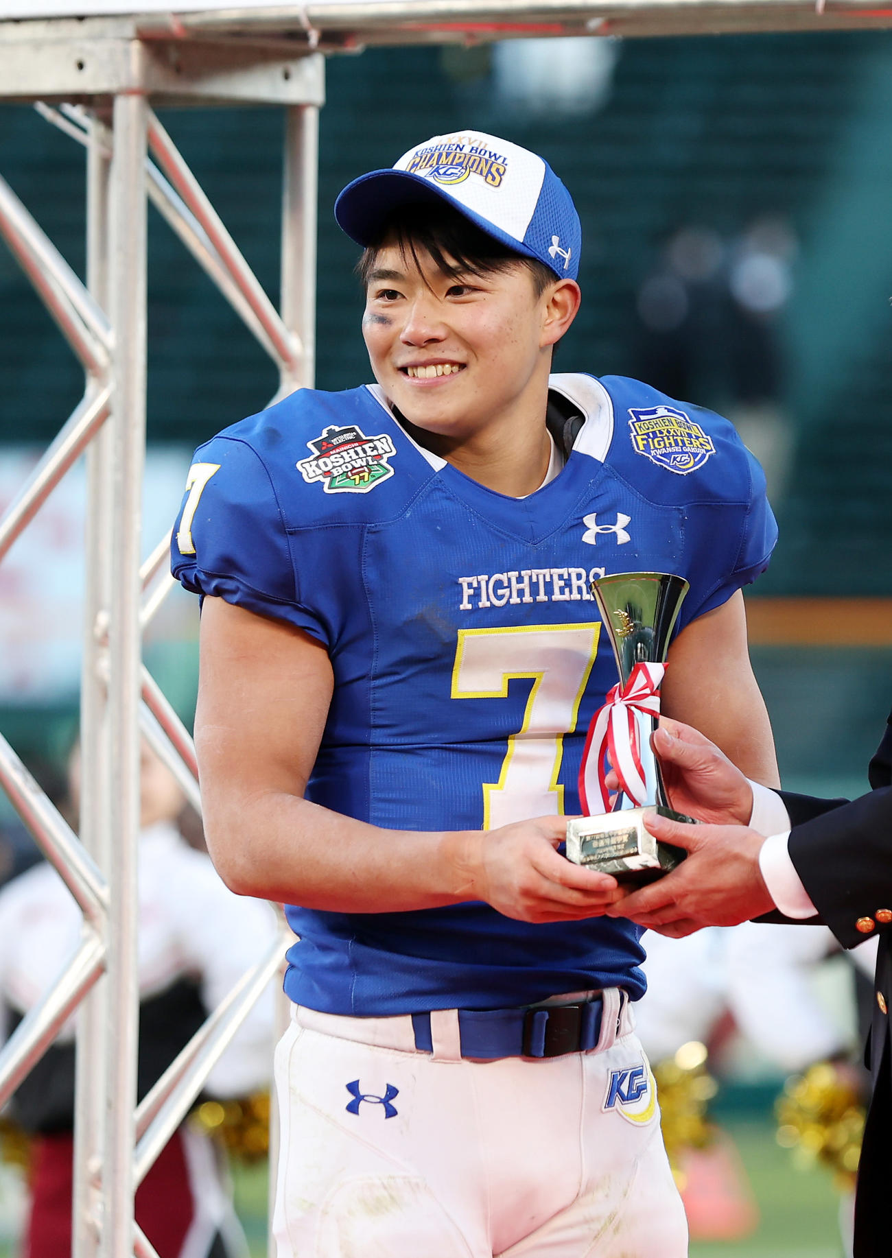 関学大対早大　甲子園ボウル最優秀選手の表彰を受け笑顔を見せる関学大RB前島（撮影・前田充）