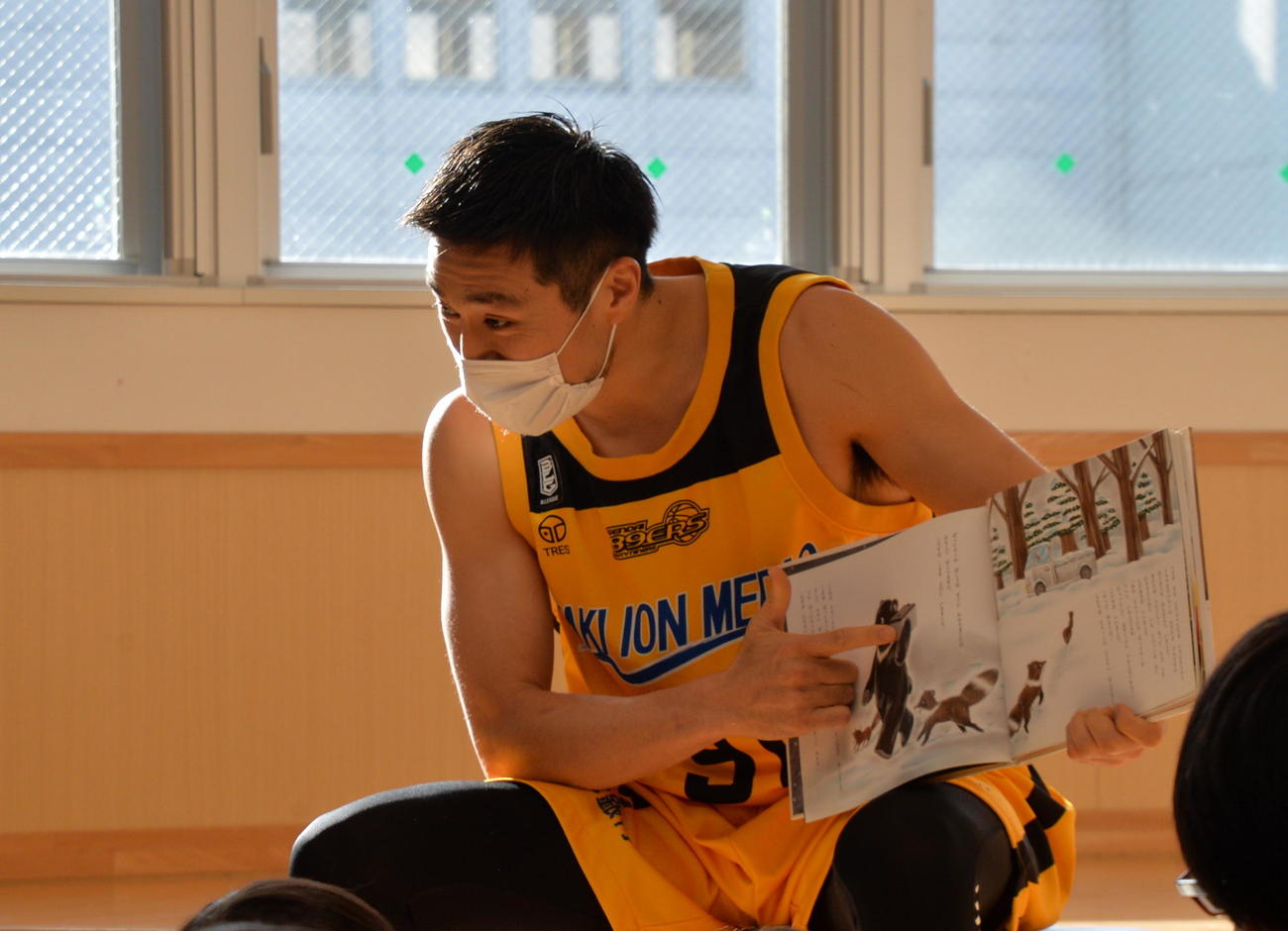 園児たちに絵本の読み聞かせをする仙台89ERS・片岡（撮影・濱本神威）
