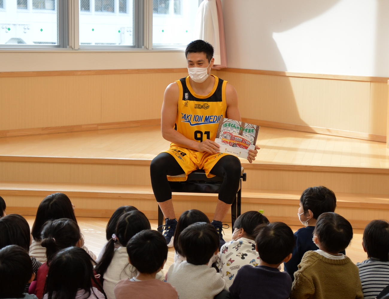 園児たちに絵本の読み聞かせをする片岡