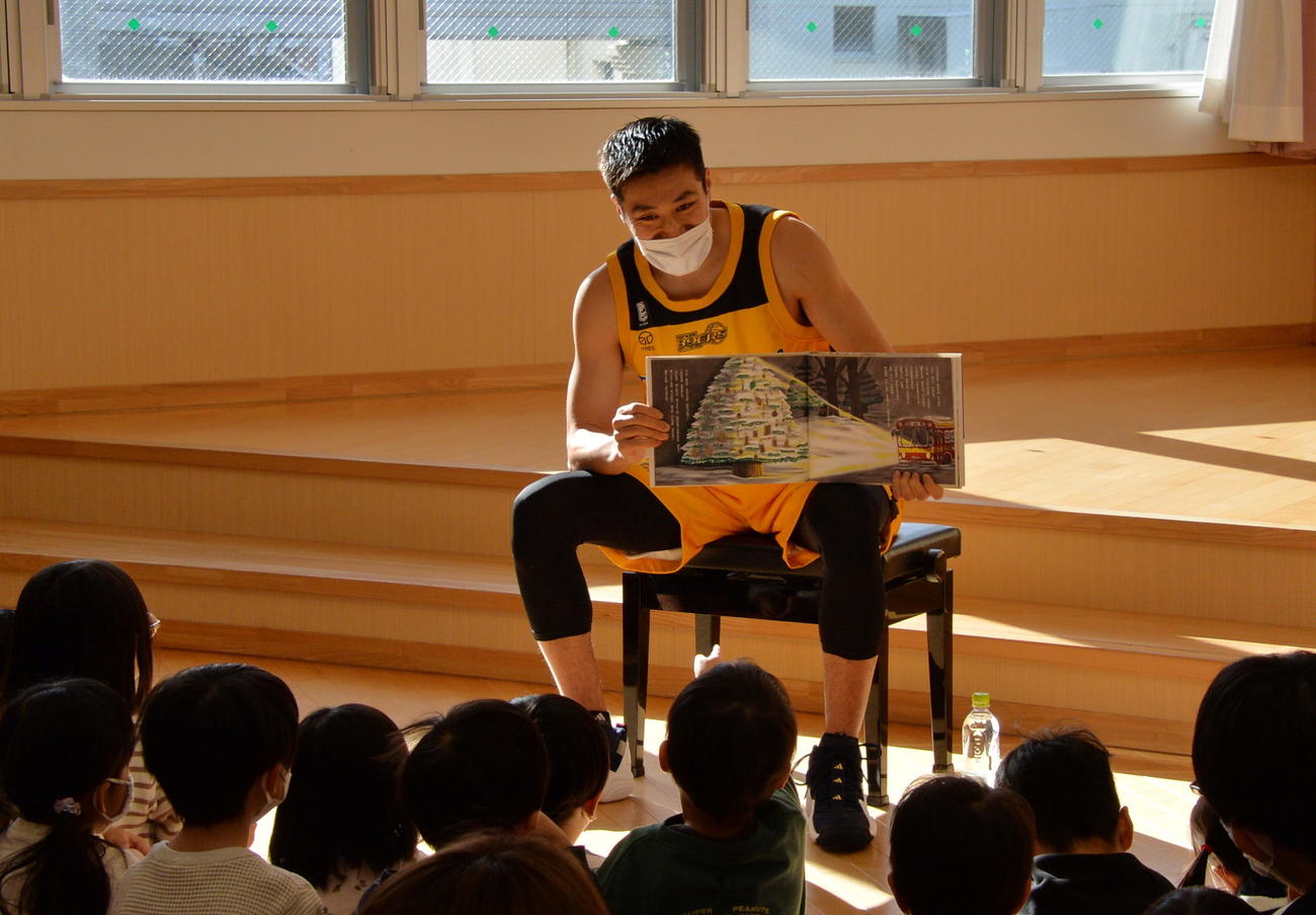 園児たちに絵本の読み聞かせをする仙台89ERS・片岡（撮影・濱本神威）