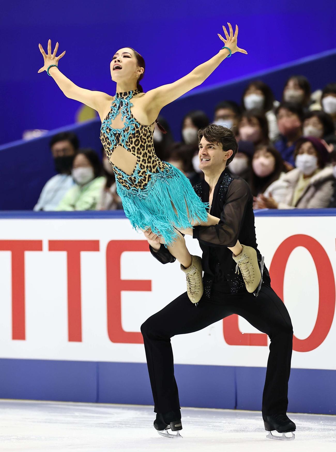 アイスダンスの演技をする小松原美里（左）と小松原尊（撮影・上田博志）
