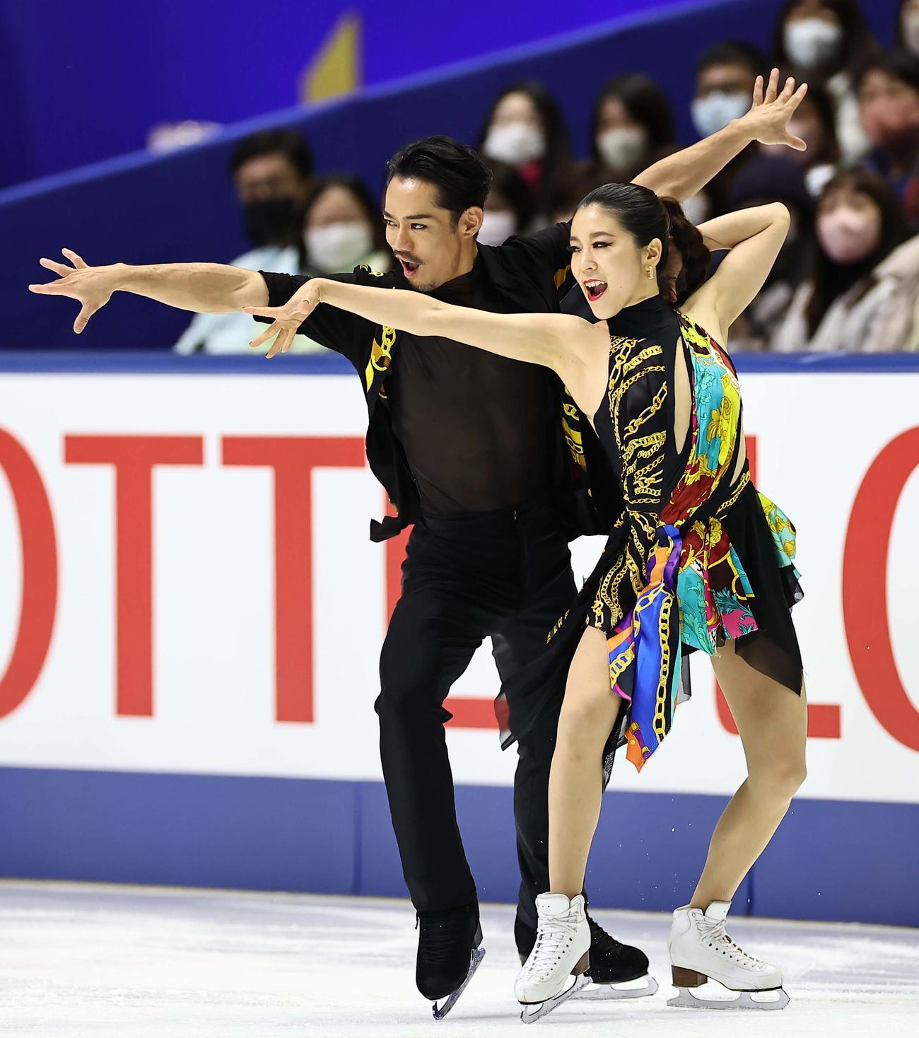 アイスダンスの演技をする高橋（左）と村元（撮影・上田博志）