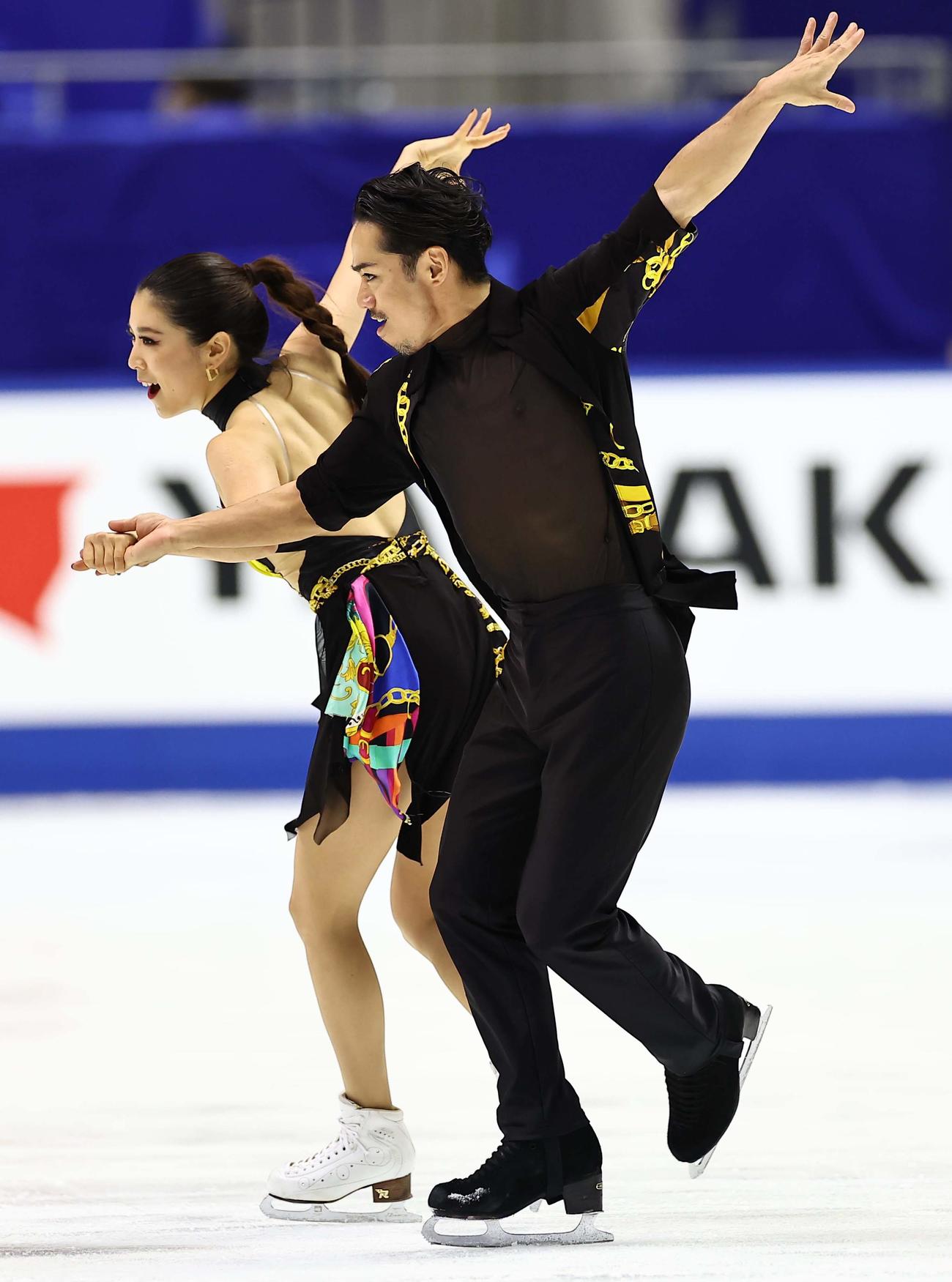 アイスダンスの演技をする高橋（右）と村元（撮影・上田博志）