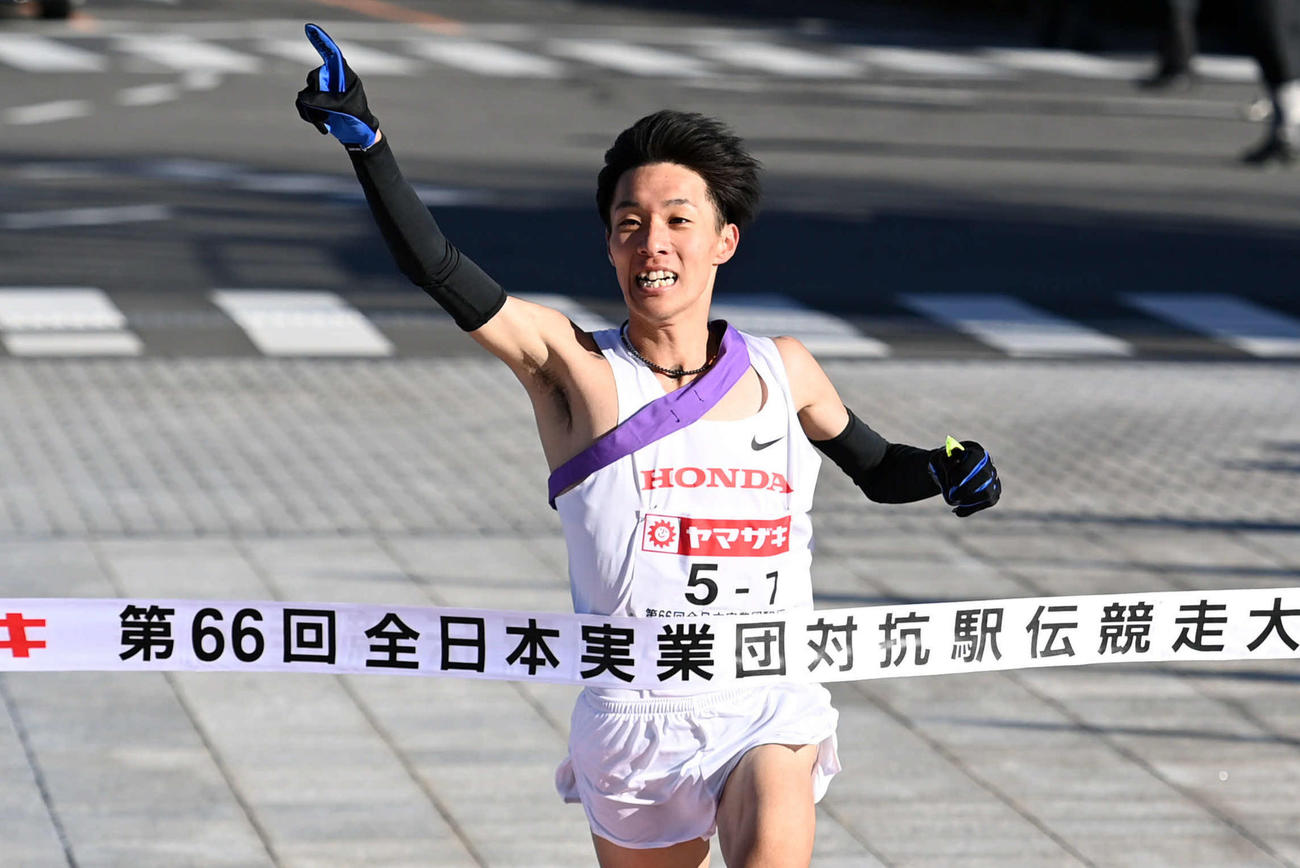 2022年大会で初優勝のゴールテープを切るホンダの土方