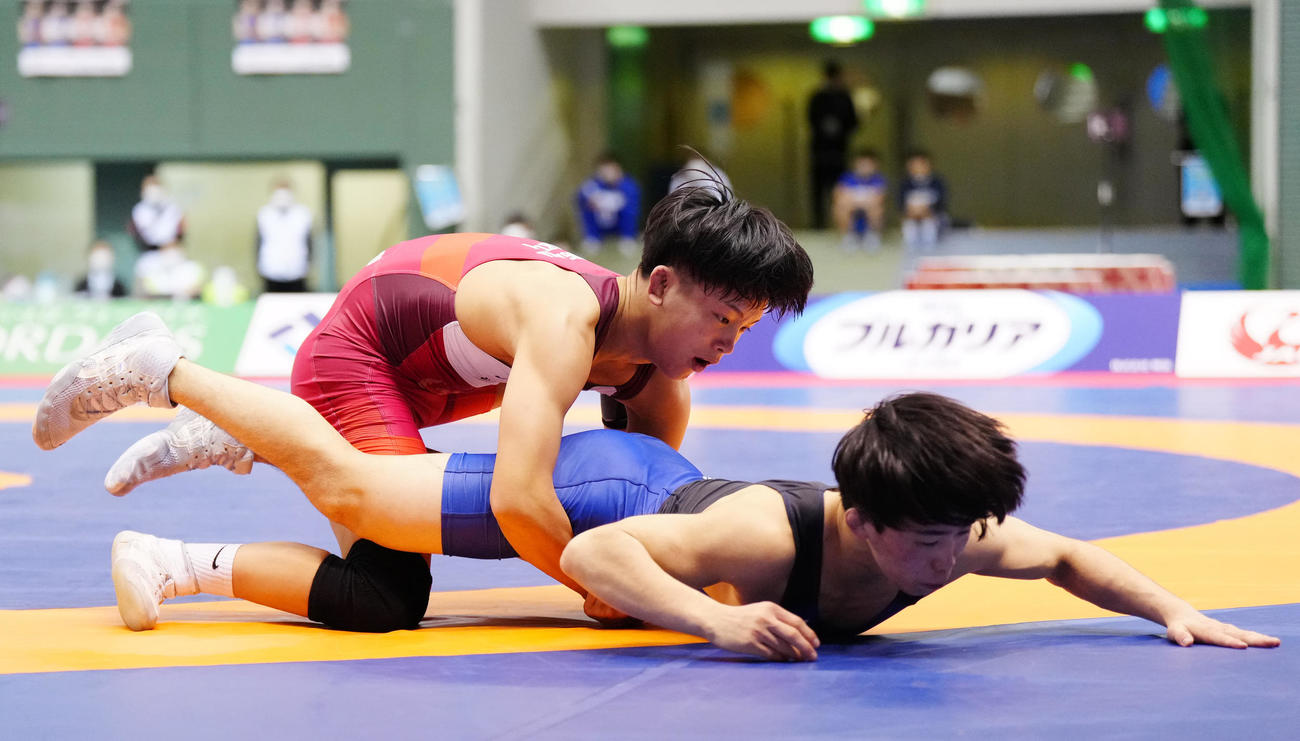 男子グレコローマン55キロ級決勝で尾西（右）を攻める金沢（撮影・江口和貴）