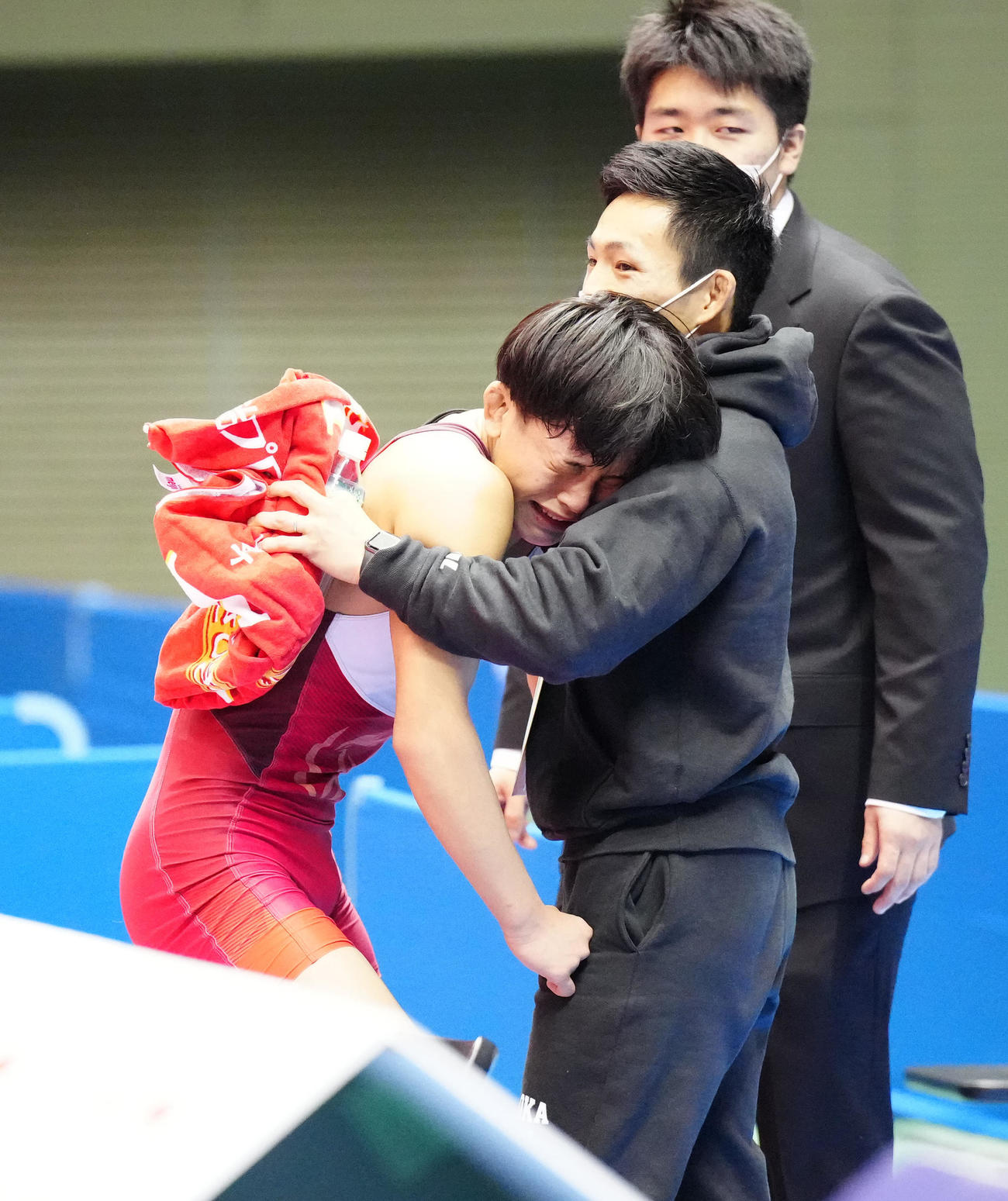 男子グレコローマン55キロ級で優勝し、涙する金沢（左）（撮影・江口和貴）