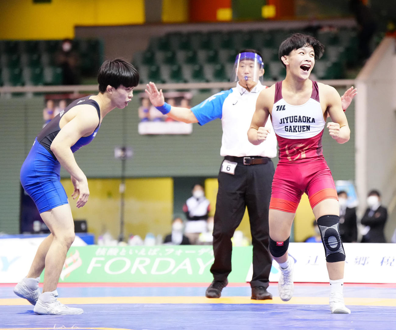 男子グレコローマン55キロ級決勝で尾西（左）を破り、歓喜する金沢（撮影・江口和貴）