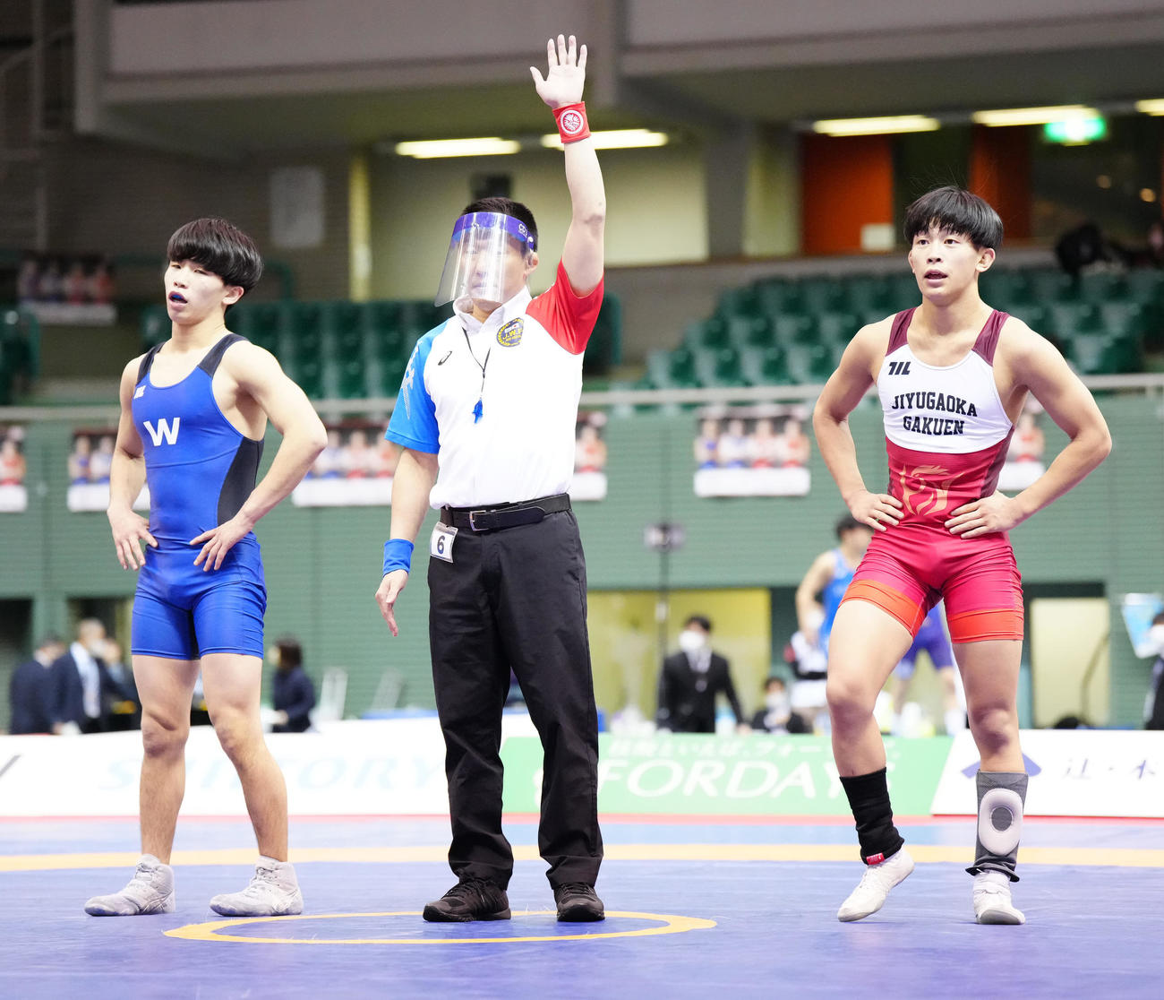 男子グレコローマン55キロ級決勝で尾西（左）を破り、優勝した金沢（撮影・江口和貴）