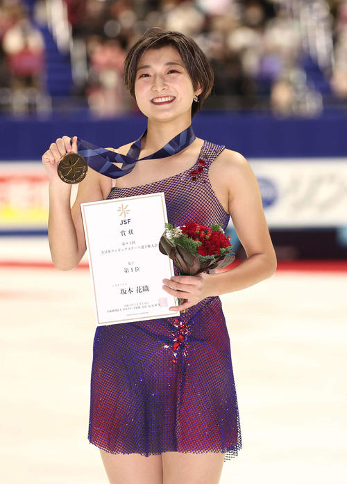 優勝した坂本はメダルを手に笑顔(撮影・上田博志)