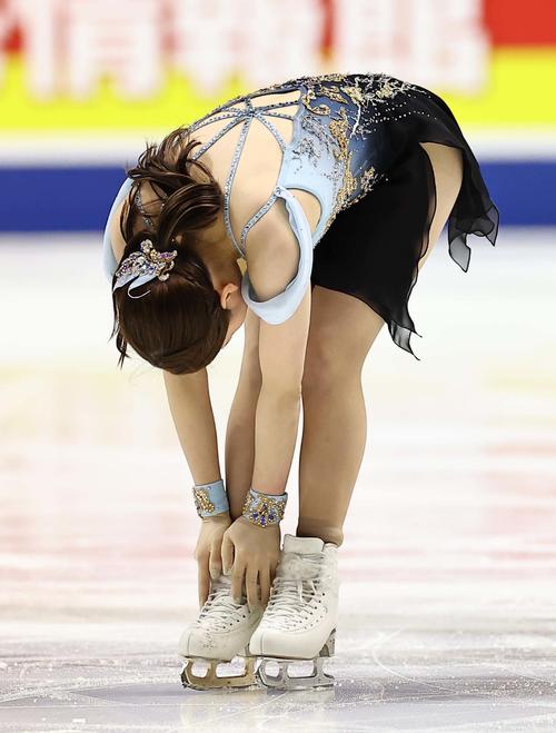 フリーの演技後、右足に手をやる紀平(撮影・上田博志)