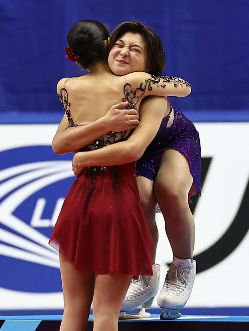 優勝した坂本(右)は三原と抱き合って健闘を称える(撮影・上田博志)