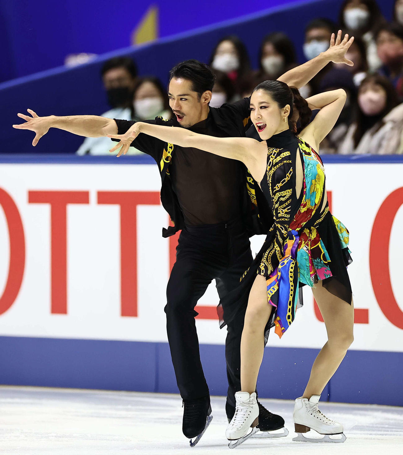 アイスダンスRD　演技する村元（右）、高橋組（撮影・上田博志）