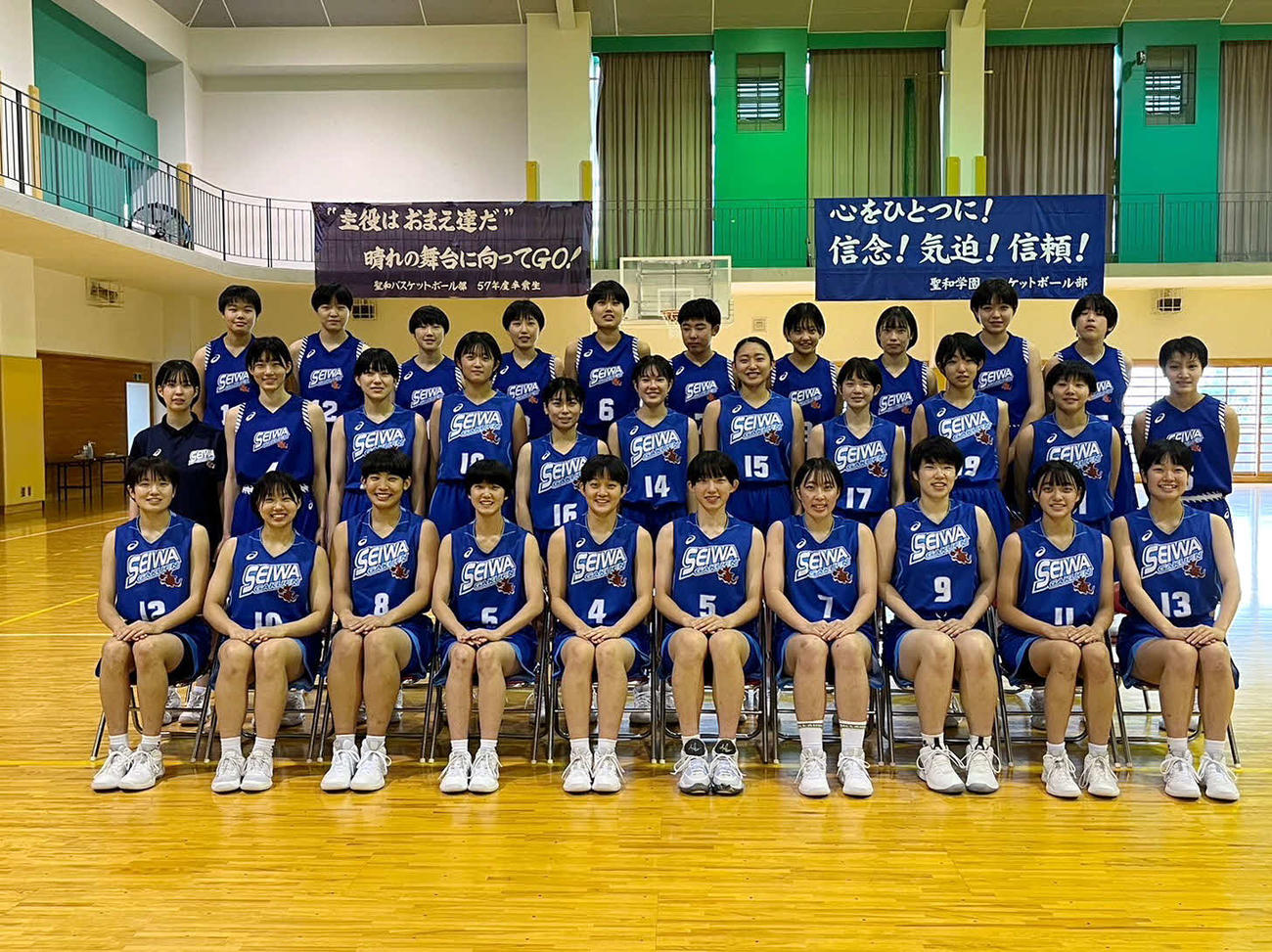 3年連続31度目の出場でメインコートに立つことを目標に掲げた聖和学園の選手たち（同校提供）