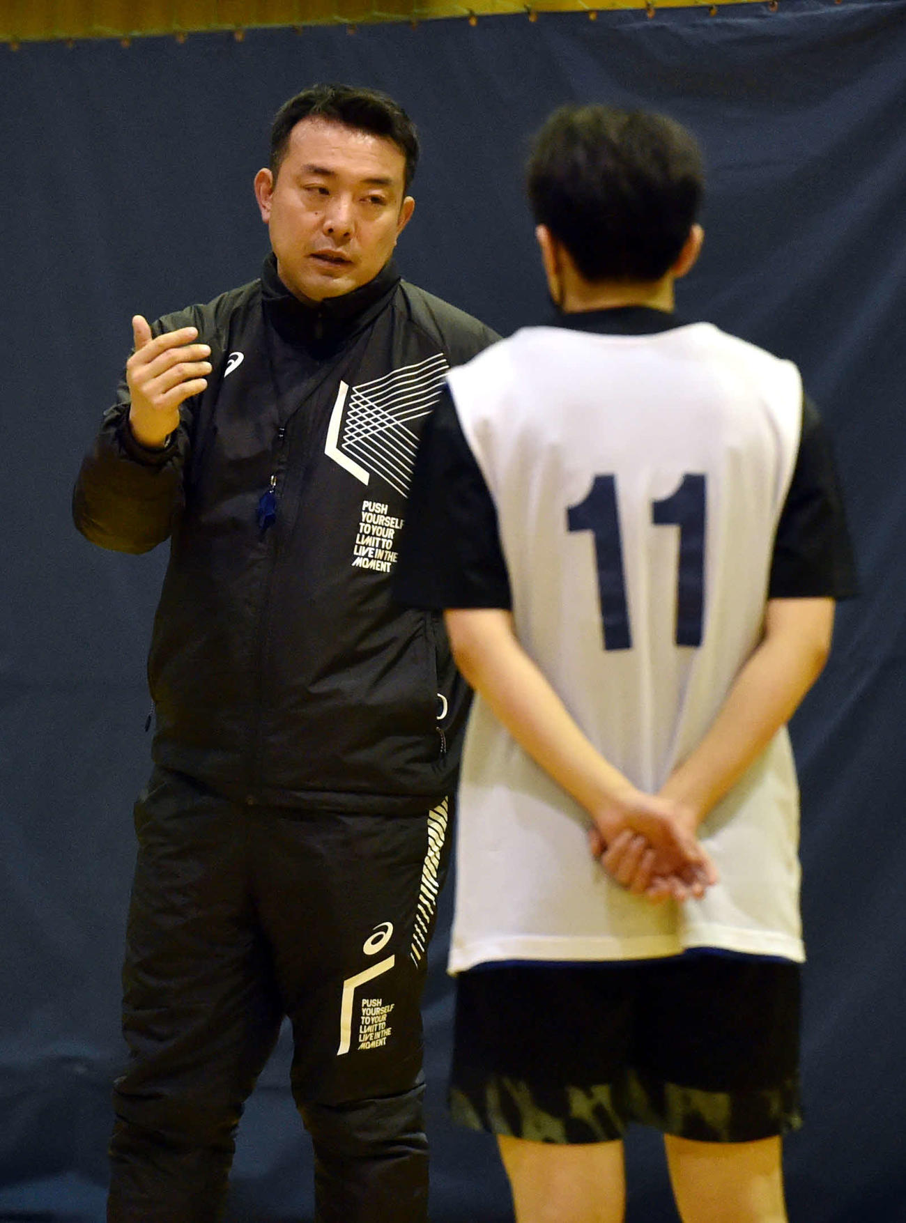 選手を指導する聖和学園・小野監督