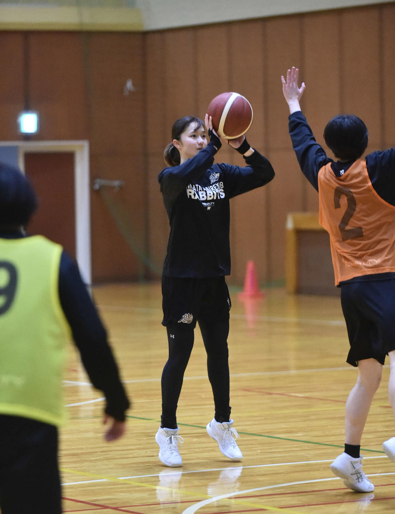 練習でシュートを狙う中村