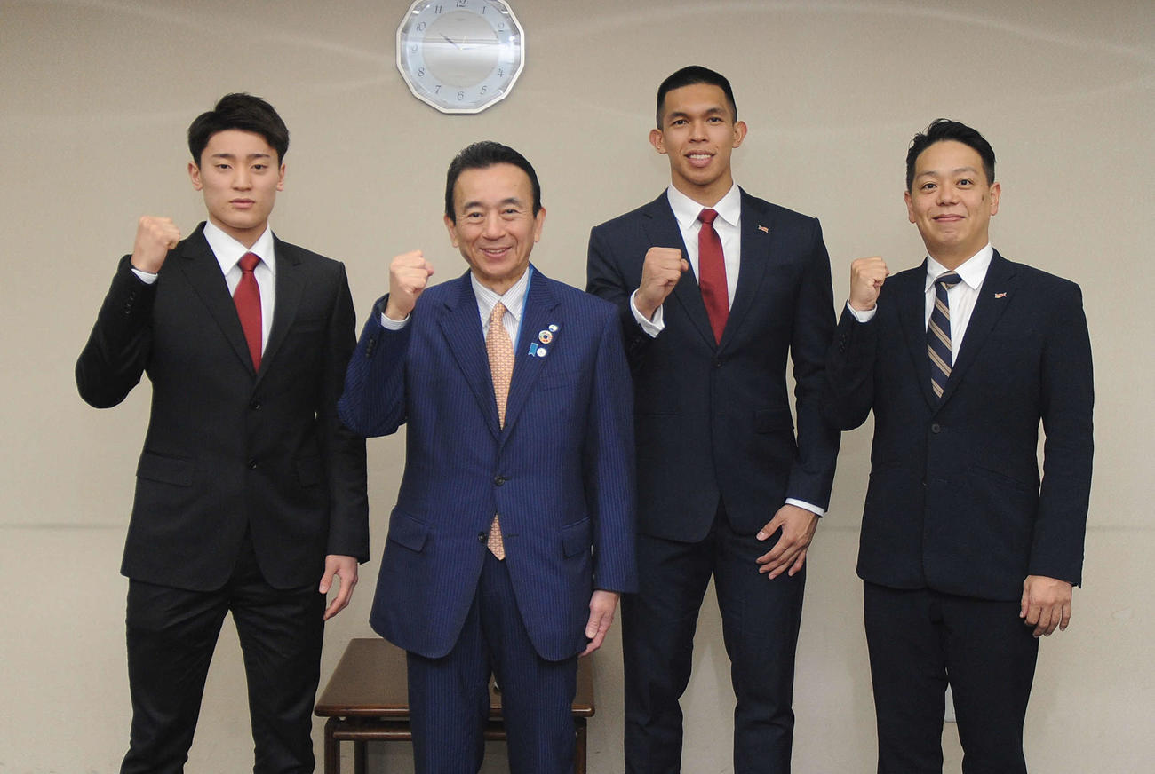 鈴木浜松市長（中央左）を表敬訪問した、三遠の左から高橋、ラベナ、牛尾社長