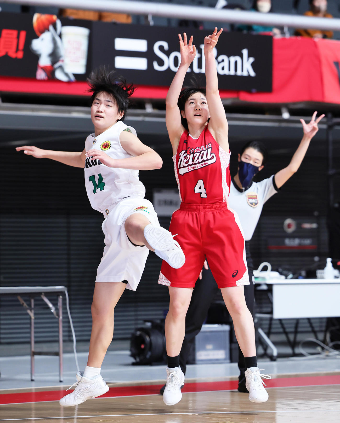 岡豊対千葉経大附　第2Q、シュートを放つ千葉経大附・川井田（右）（撮影・足立雅史）