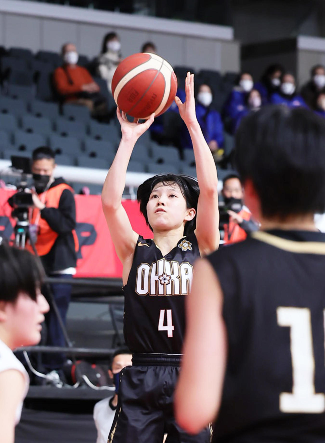 福島東稜対桜花学園　第2Q、シュートを放つ桜花学園・横山（撮影・足立雅史）