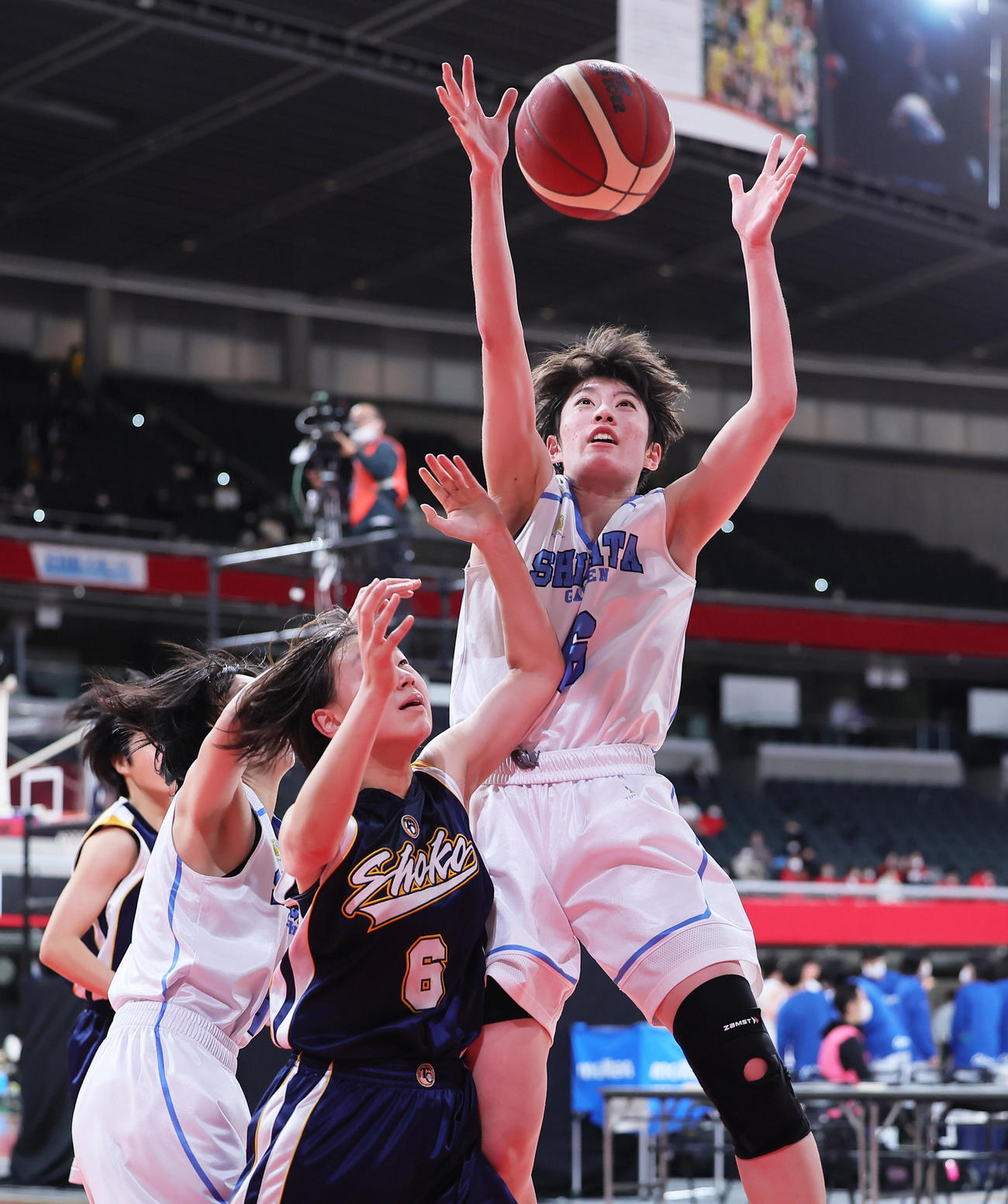 第2Q、ボールを奪い合う柴田学園・佐々木杏（右）