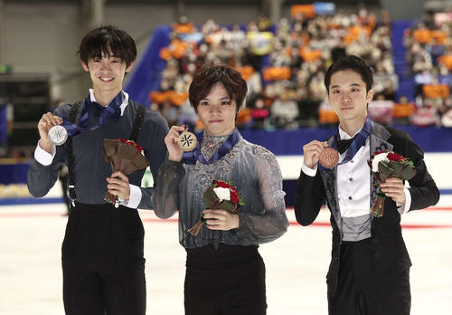メダルを手に笑顔を見せる、左から2位の島田、優勝の宇野、3位の友野（撮影・上田博志）