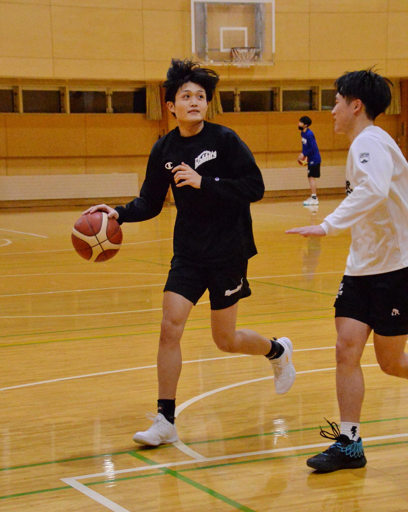 ドリブルする川村