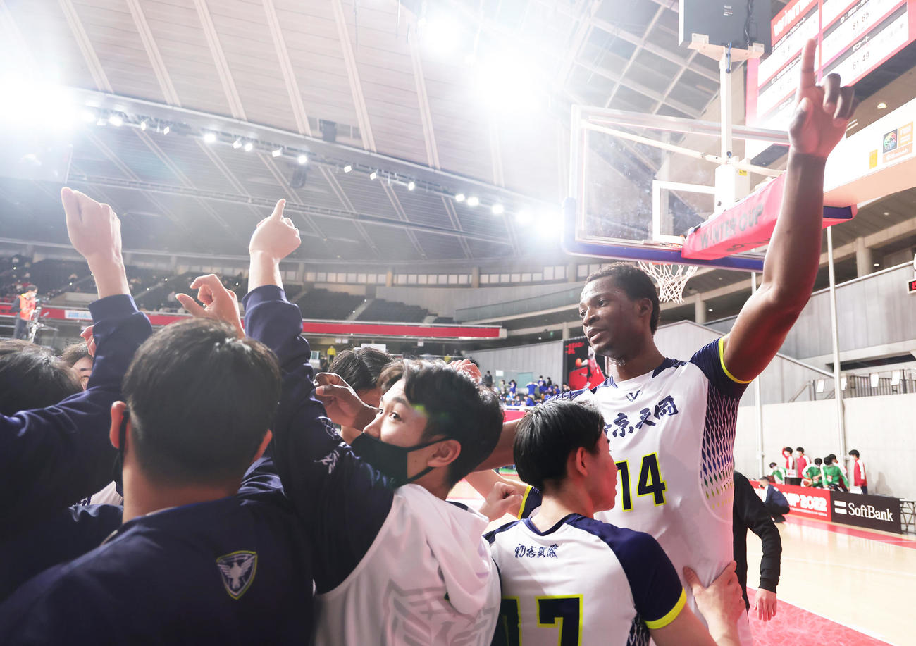 帝京長岡対広島皆実　勝利し喜ぶ帝京長岡のコネ・ボウゴウジィ・ディット・ハメード（右端）ら（撮影・足立雅史）