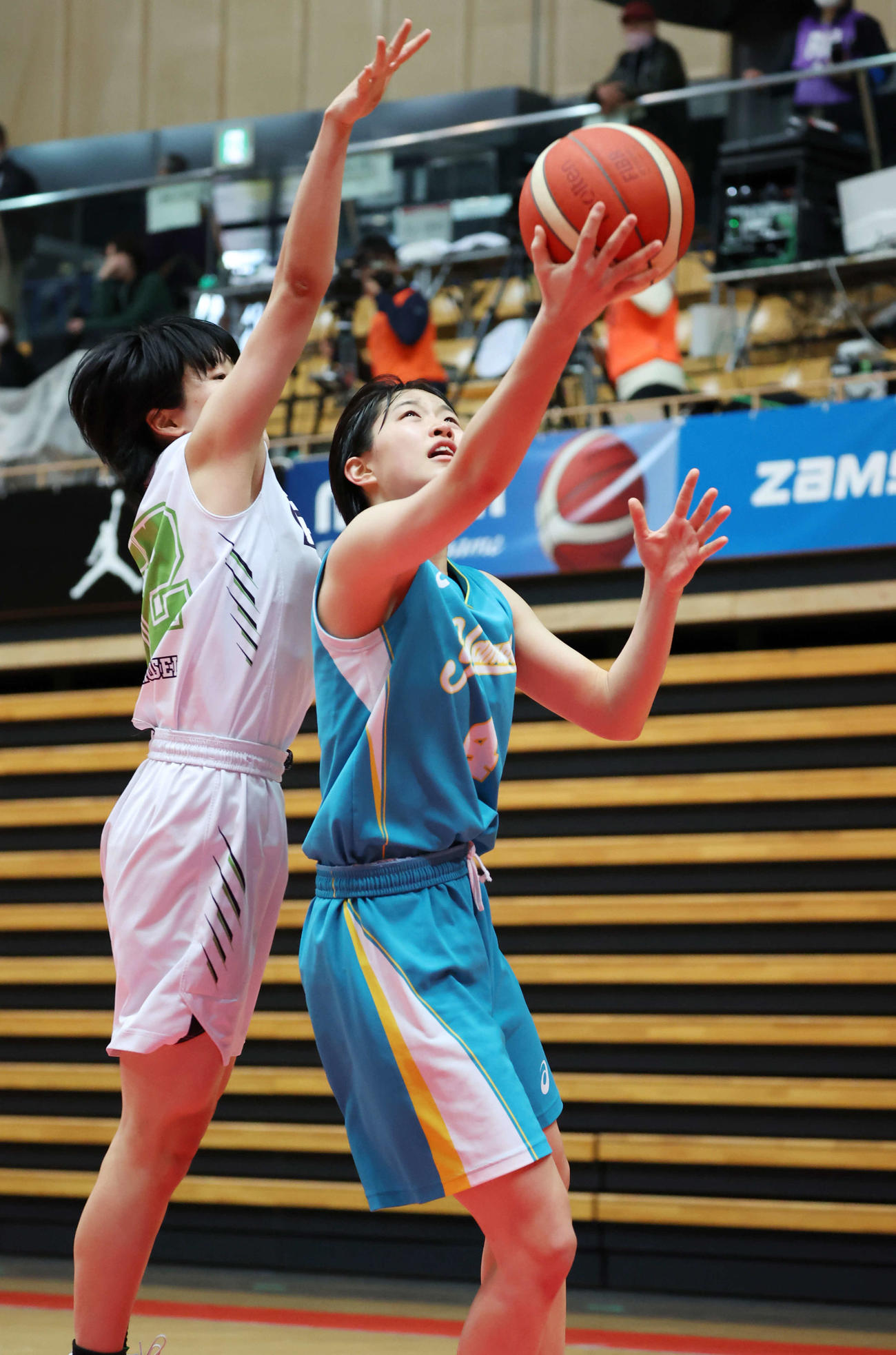 第4Q、シュートを放つ札幌山の手・森岡（右）（撮影・宮地輝）
