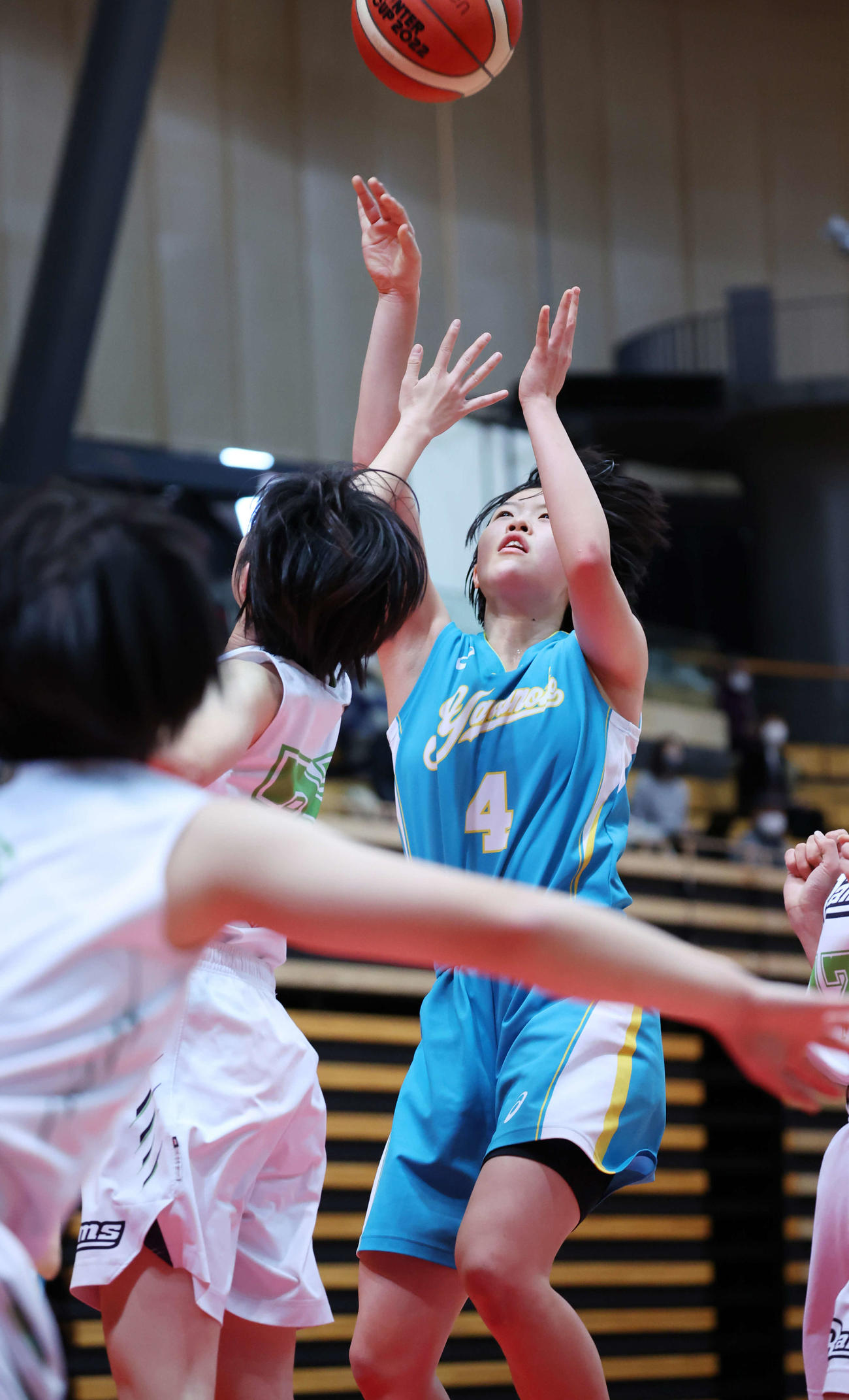 第1Q、シュートを放つ札幌山の手・森岡（撮影・宮地輝）
