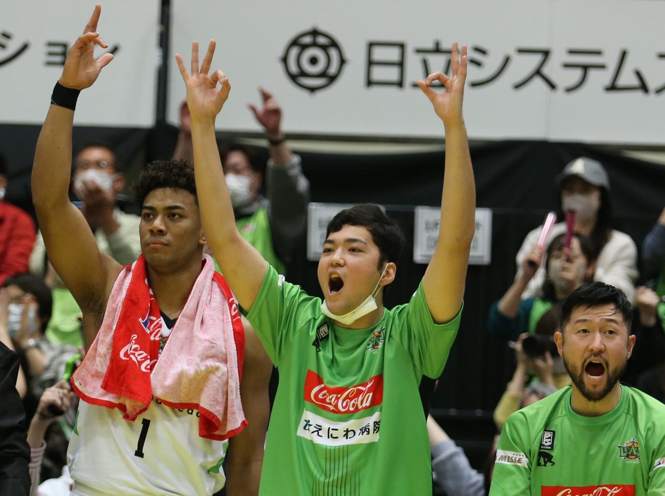 11月26日、SR渋谷戦で味方の得点を喜ぶレバンガ北海道の内藤